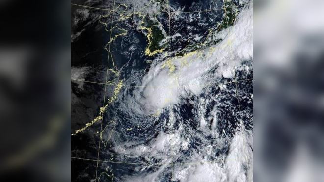 生活 科羅旺颱風「長大了」！東北側拉出長雲帶 鄭明典：與東北季風共伴 2026.09.05 實習記者王保伶／綜合報導輕度颱風科羅旺持續在日本南方海域發展，根據中央氣象署資料，科羅旺颱風中心位於那霸北北西方海面，正朝南方移動。前中央氣象局長...