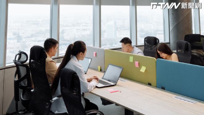 生活 工作每天都想離職！為何有人一份工作能做10年？過來人曝「不離職真相」 2026.09.05 記者張雅茹／綜合報導一份工作能做4、5年甚至10年，真的都是因為熱愛嗎？一名網友（3）日在Dcard好奇發問，身邊不少同事在同一家公司一待就是多年，讓他忍不...