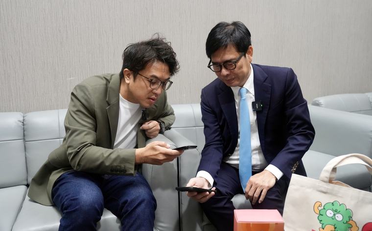 沈伯洋向陳其邁請益AI城市治理議題 互加LINE笑稱：半夜打來也願意接