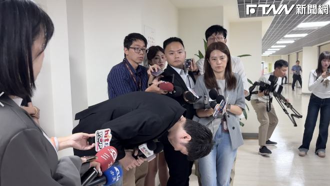 政治 李柏毅急診咆哮風波道歉了！七度鞠躬數度落淚：不該把情緒發洩在醫護 2026.09.08 記者鄧宇婷／台北報導台北市議員李柏毅日前遭網友爆料，深夜帶著發高燒的幼女前往醫院急診時，疑因候診及用藥處置問題與醫護人員發生言語衝突。李柏毅今（8）...
