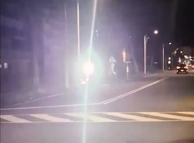 缺德？騎士拿強光手電筒照對向來車 網友建議車主先檢查自己大燈多亮