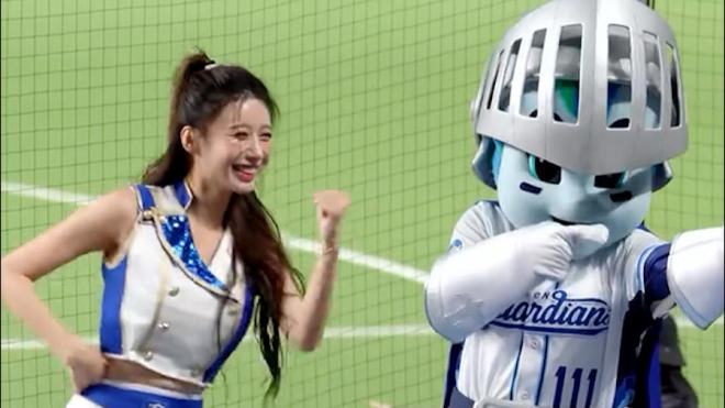 影／李雅英同框富邦悍將吉祥物！「現場教學」魔性互動萌翻全場球迷