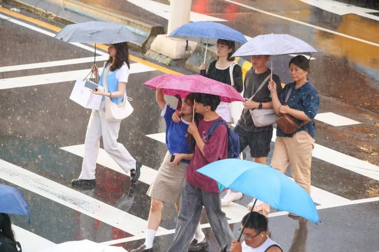 天氣／周三東北季風低溫17度！周五低壓接力靠近 大雨轟炸北台灣