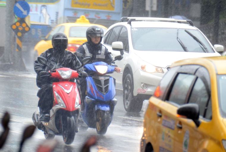 快訊／下班注意！3縣市「豪雨特報」入夜才趨緩 高雄、屏東入列